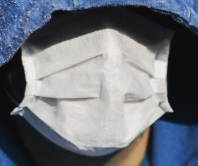 Encapuchado con mascarilla