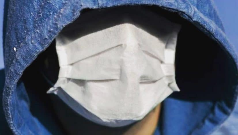 Encapuchado con mascarilla